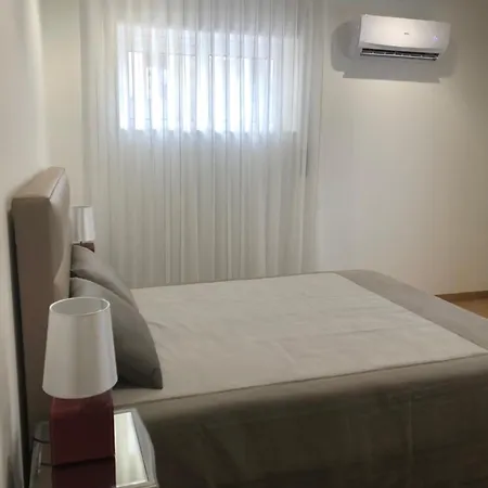 Casa Do Meio R/c Paredes (Porto)