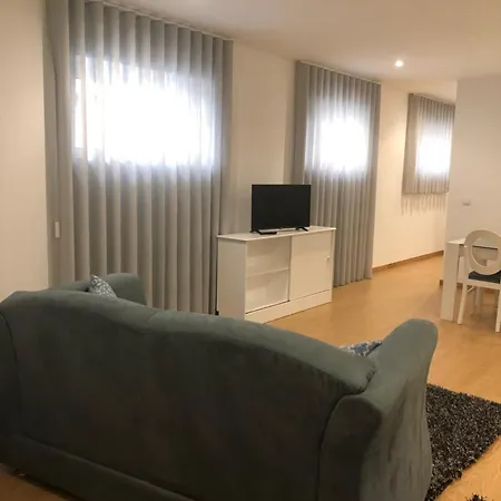 Casa Do Meio R/c Paredes (Porto)