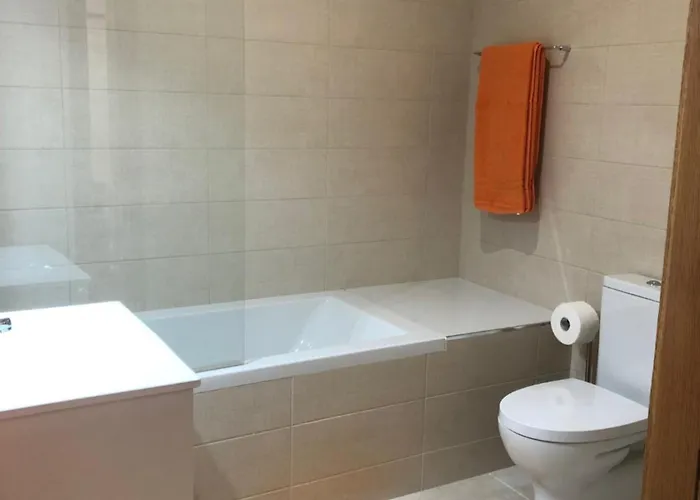 Casa Do Meio R/c Paredes (Porto)