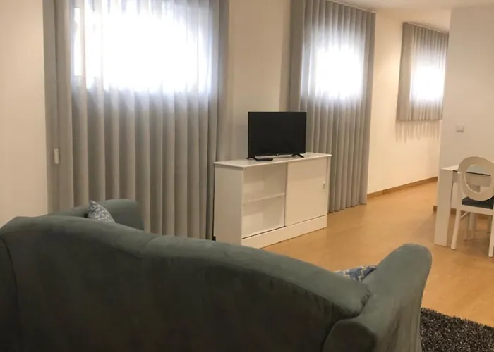 Casa Do Meio R/c Paredes (Porto)