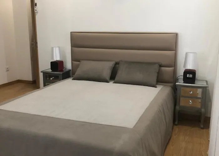 Casa Do Meio R/c * Paredes (Porto)